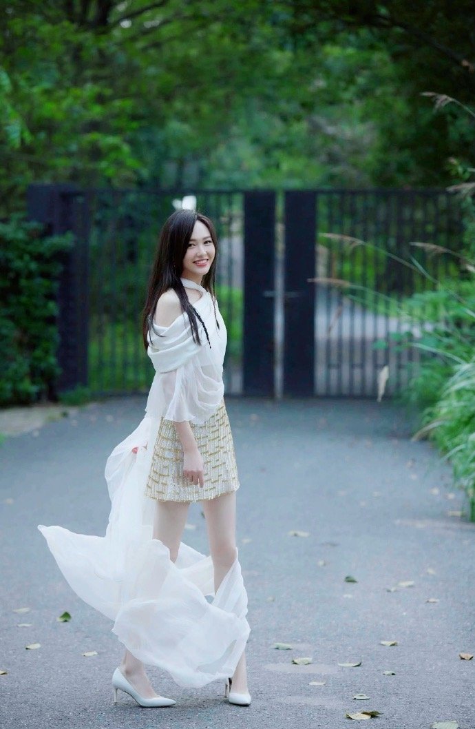 唐嫣她那一抹淺笑，如春日暖陽般輕柔，瞬間融化冰冷。眉眼彎彎似新月，唇角揚起甜蜜