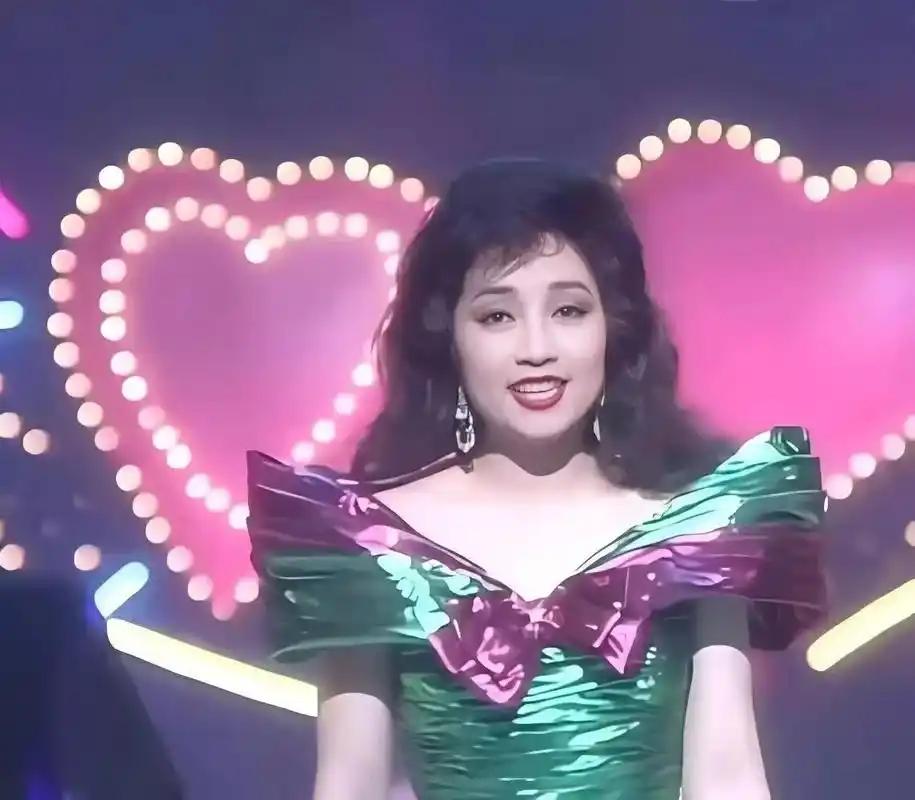 1980年，31岁的徐小凤嫁给了汽车经理廖晖，对方生意做得很大，也对徐小凤提出了
