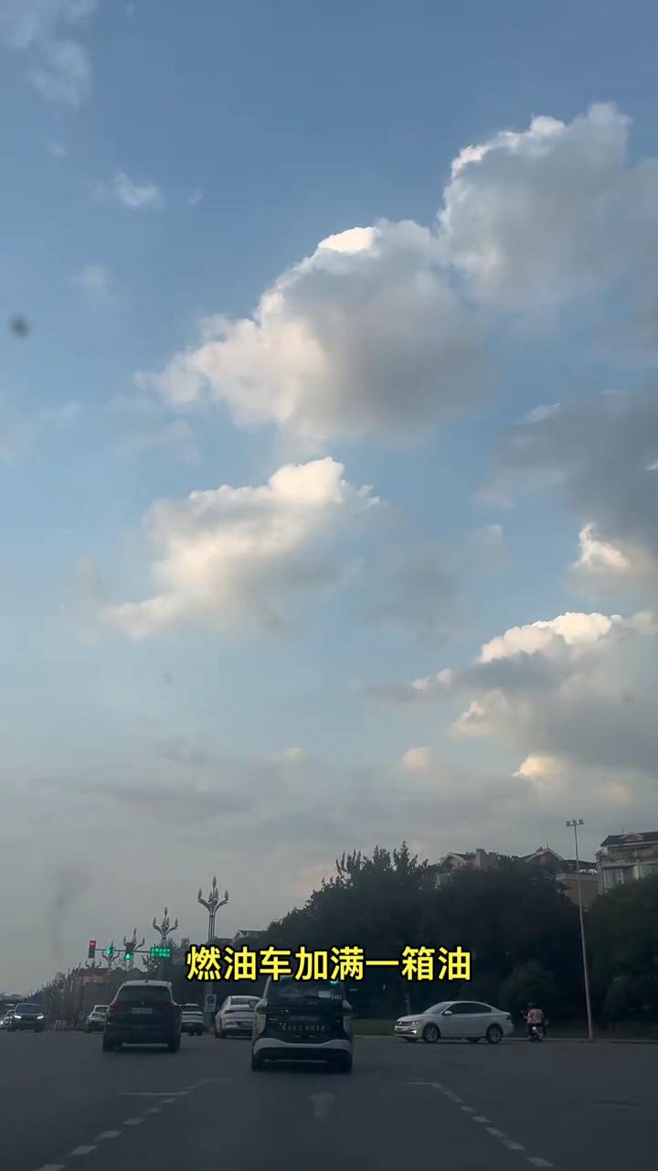 你知道吗？燃油车加满一箱油，5分钟以后固态电池充满电也是5分钟，但续航是3000