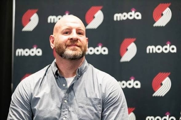 波特兰开拓者乔·克罗宁谈到杨瀚森时说：“我们已经对他进行了近两年的深入考察。我