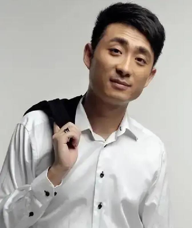 郭晓小突然开炮，指名道姓骂“闫三”忘恩负义，还翻出十年前那笔40克金条。网友一