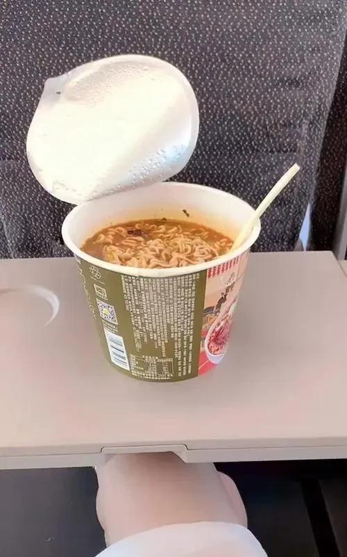 高铁上建议不食方便面，其实是好心。但为什么乘客们偏偏就不大买账呢？因为高铁