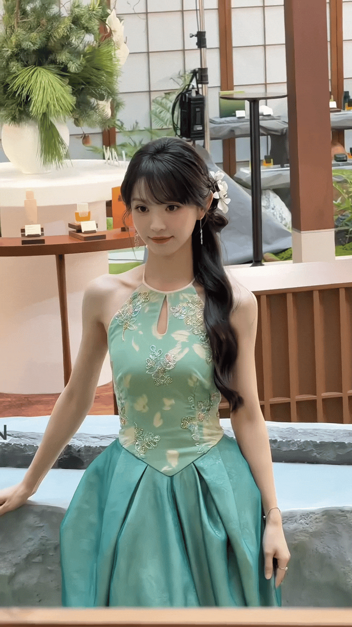 田曦薇脸好小好精致啊，她笑起来真的超美！