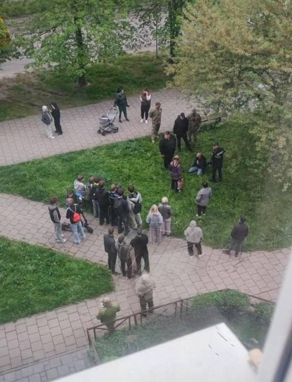 乌克兰首例：男子因惧怕被强制征兵而劫持儿童为人质据乌克兰国家警察通报，在利沃夫