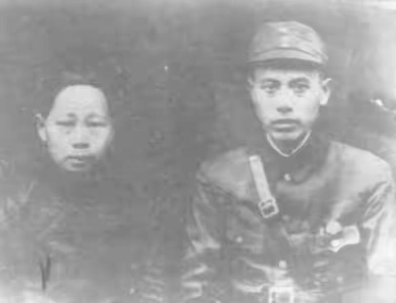 1949年，平江县政府来了一位衣衫破烂的妇人。意外的是，她不是来乞讨的，而是对门