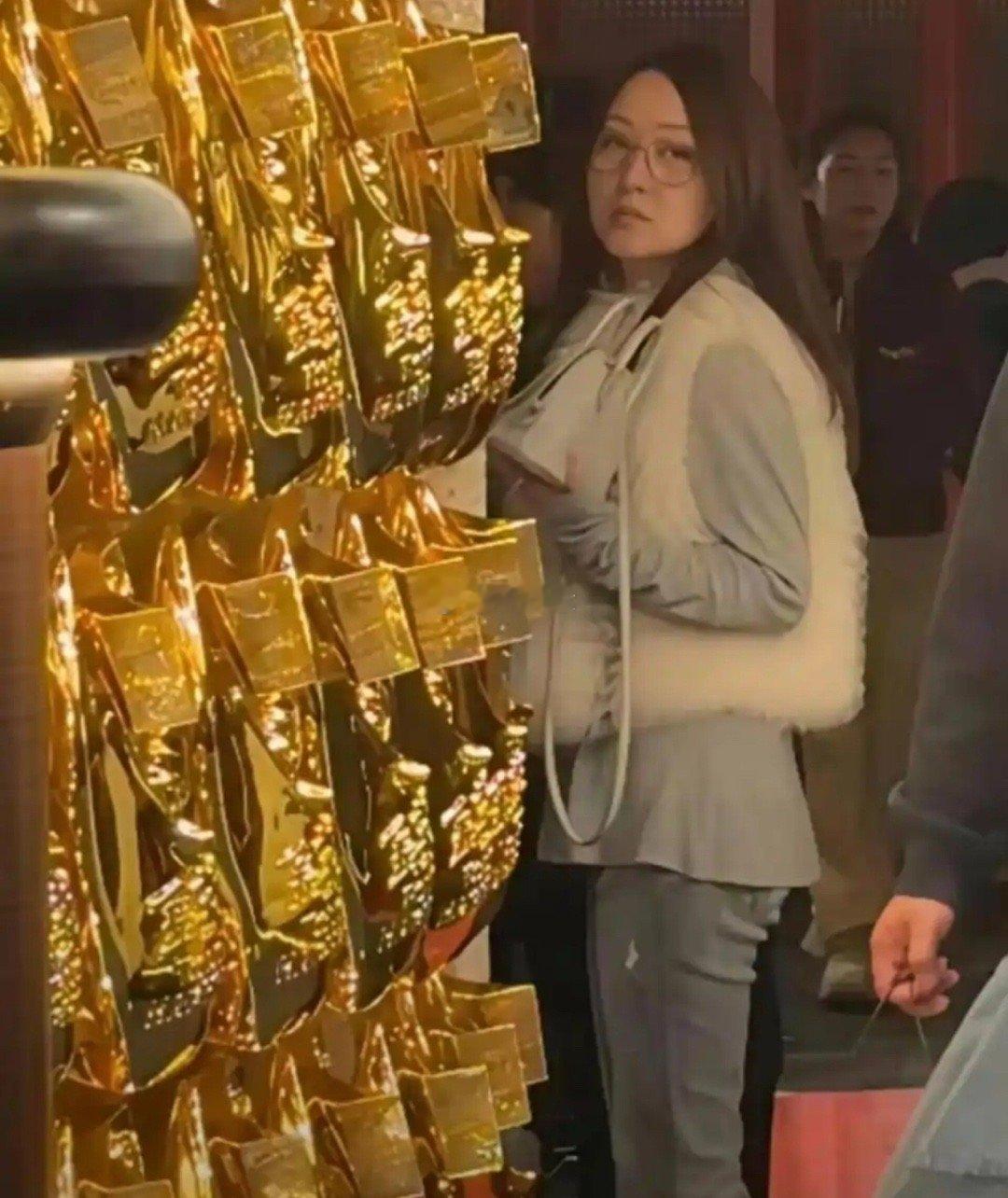 53岁的杨钰莹被偶遇这才是她最真实的状态