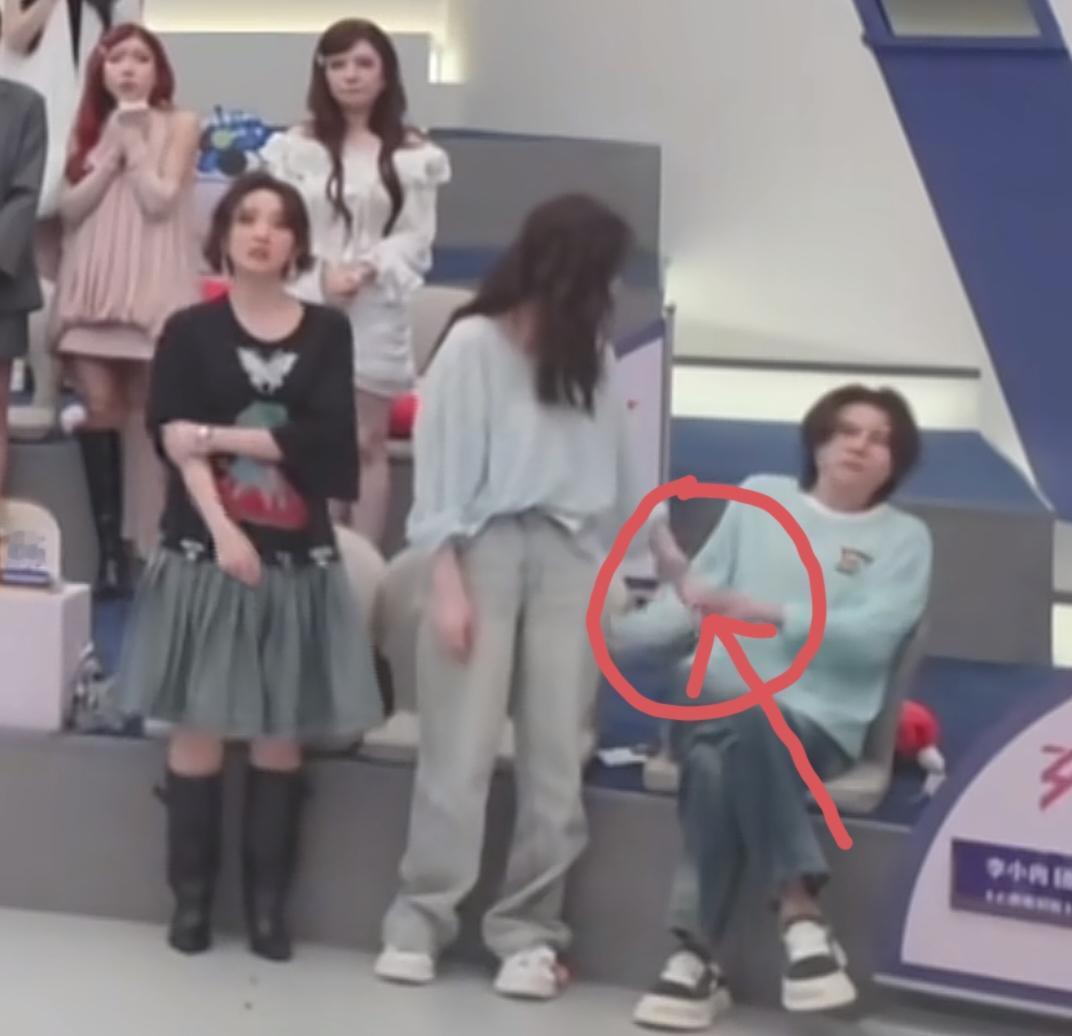 应该不止我一个人发现了，昨晚浪姐一公直播，王濛甩的压根不是李小冉的手，而是甩