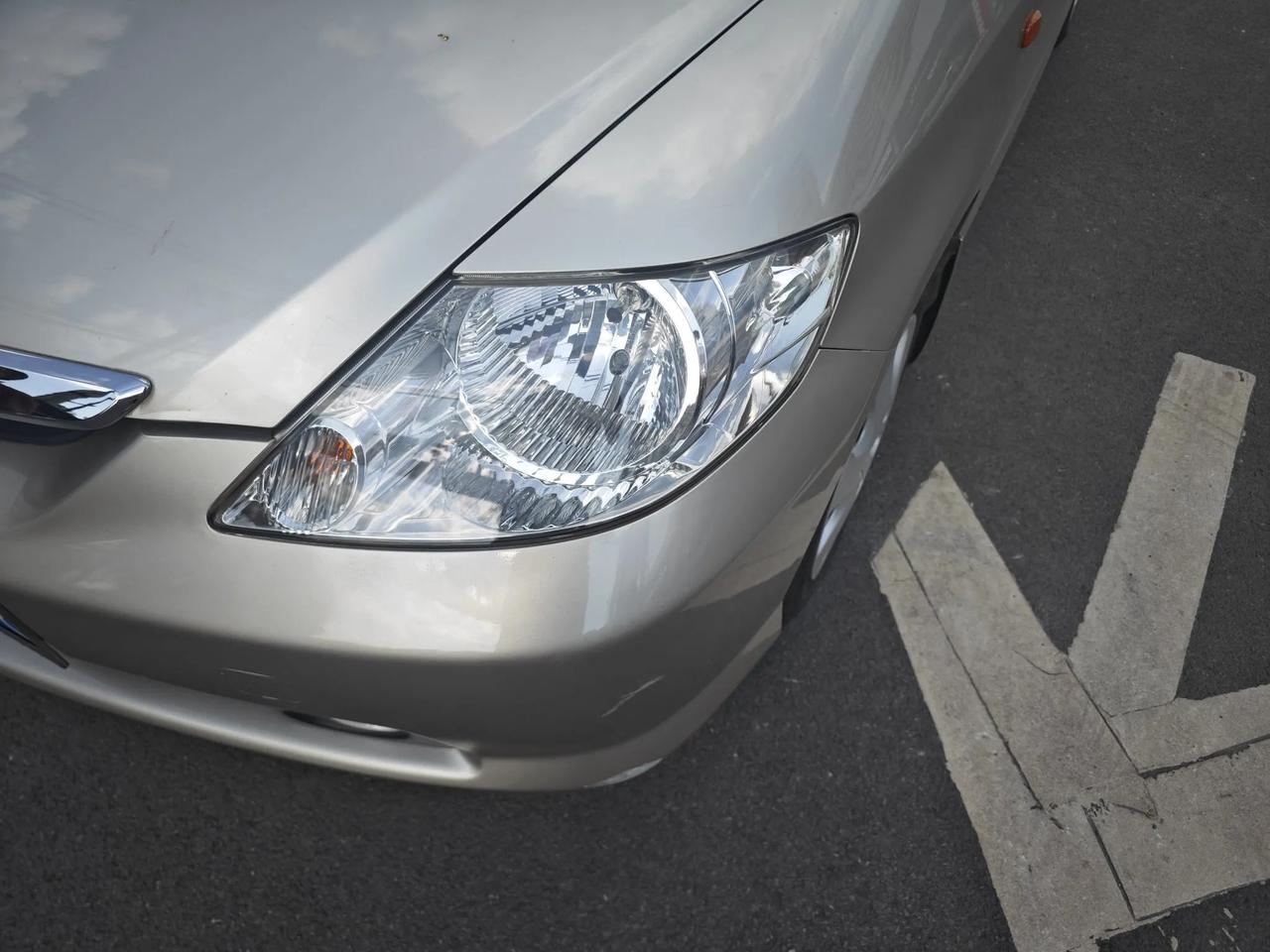 看到一个辆非常神奇的汽车，2005年的本田飞度。神奇之处在于20年之前的车了，