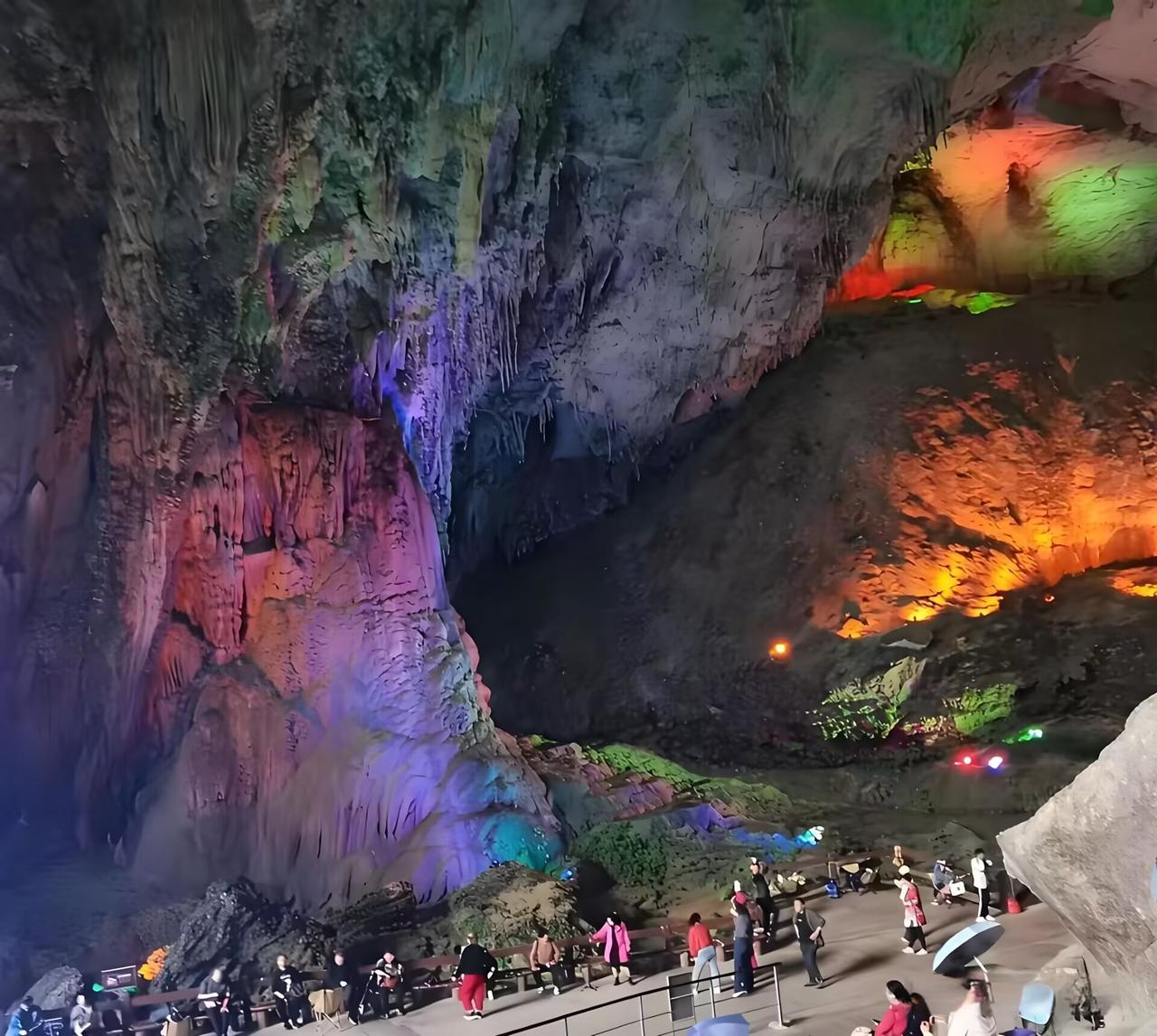 老家有个亲戚查出癌症，放着医院的正规治疗不管，非要跑到广西巴马的百魔洞，花几千块