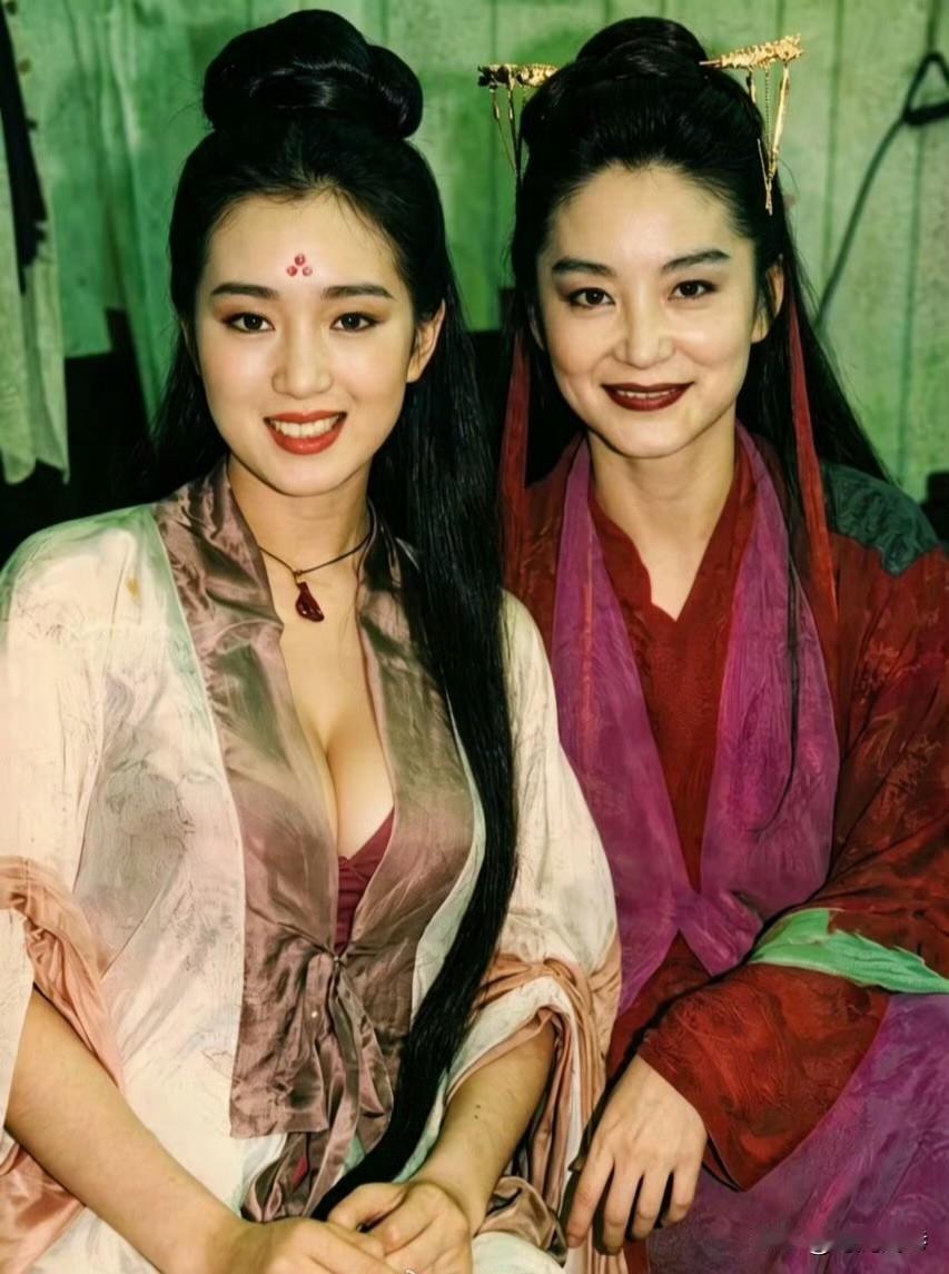 林青霞巩俐同框古装剧照，一个是内娱巨星，一个是港星女神，但是不得不说，还是巩俐的