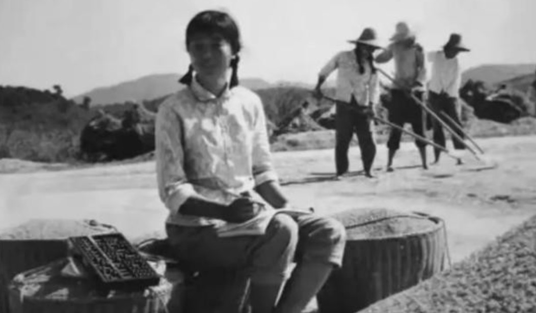 1974年，一21岁女知青夜间独自去厕所时神秘失踪。连队把整座山翻了个遍，却仍然