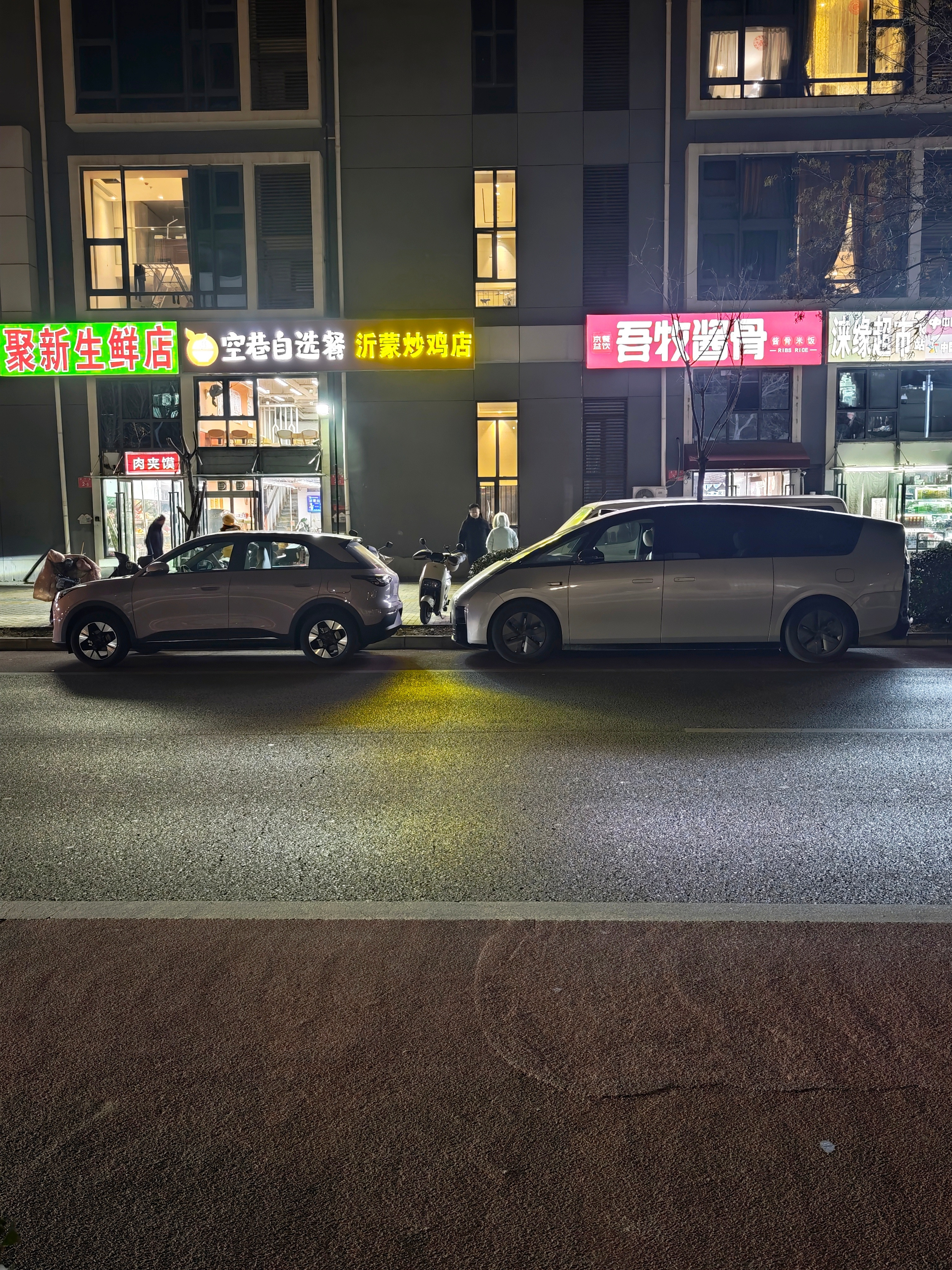 MEGA和星愿停一起，这巨大的体型差异感觉MEGA能把星愿装进肚子里