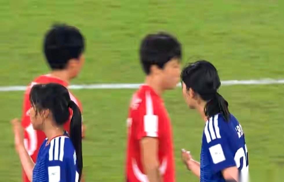 刚刚结束的朝鲜女足对阵日本女足的决赛，最扎眼的一幕出现在终场哨响后。日本队员主动