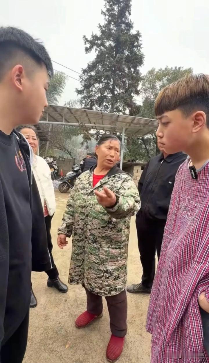 真是敢要啊！张嘴就要2000元！900万粉丝博主去湖南株洲一村庄办杀猪宴，花了3