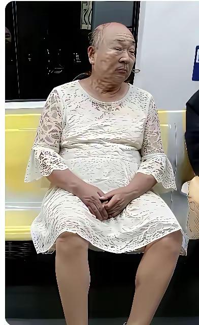 看五官，肯定是大爷看衣服，肯定是大妈看肚皮，我懵B了无法辨认就让厕所去辨