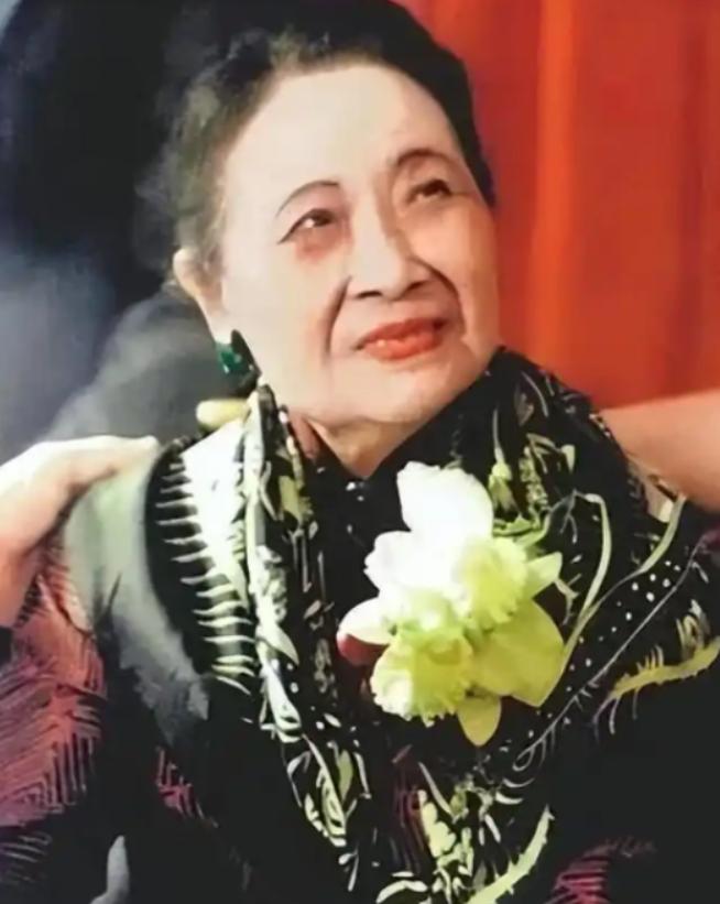 2003年，106岁的宋美龄去世，贴身厨子回家后不久自尽，事后妻子含泪透露缘由：