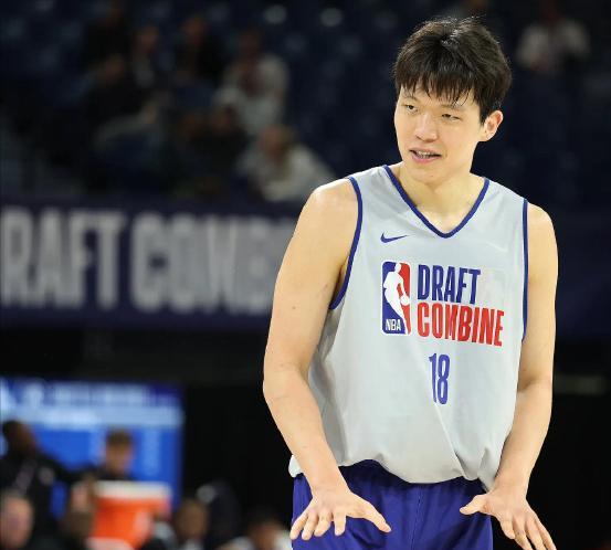 涨得太快了！杨瀚森选秀排名再度上升13位！两家美媒NBADraftRoom