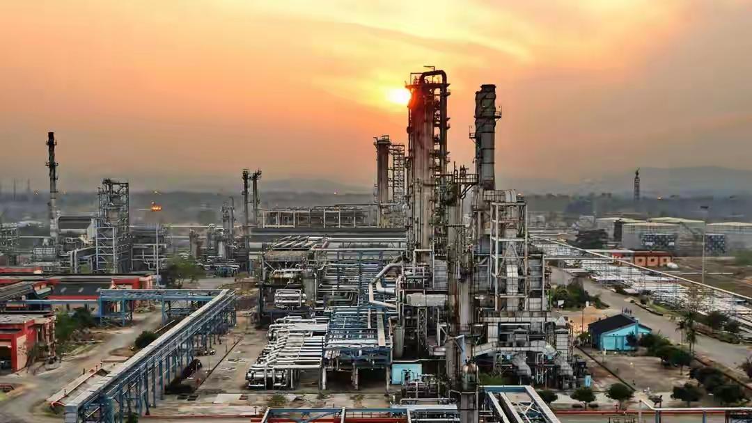 中国一口吃下2000万吨石油，印度看到估计肠子都悔青了？看到中国一口吃下俄罗