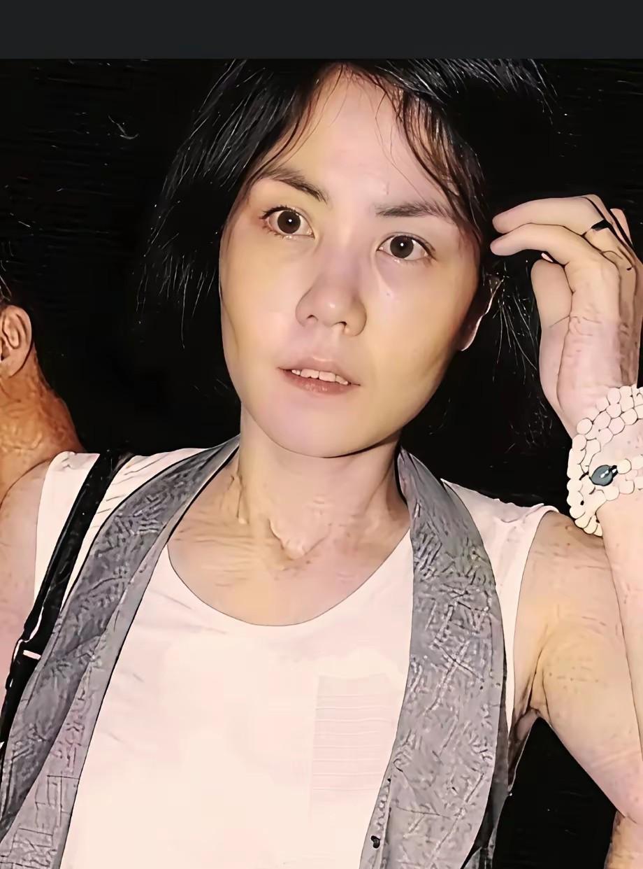 素颜状态下的王菲，确实难掩岁月痕迹，毕竟她已近60岁，显老也是人之常情。不过有