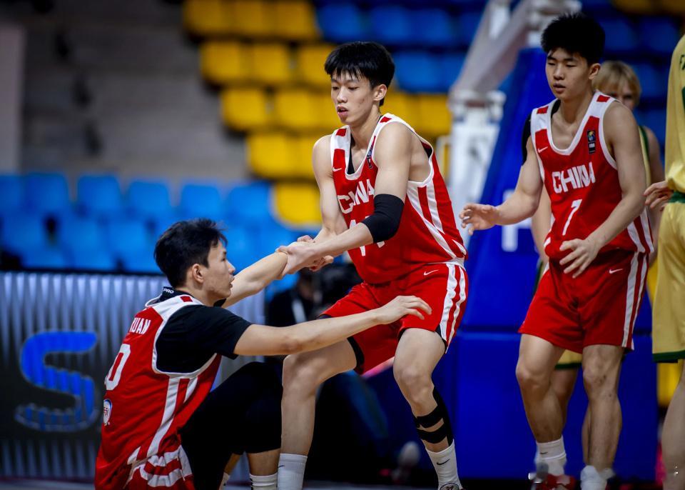 屈居亚军！中国U18男篮难阻澳大利亚两连冠仍创亚洲杯12年最佳战绩北京时间8月