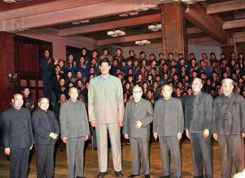 这是1978年篮球运动员穆铁柱与老一辈领导人的一张特殊留影，在这一年的曼谷亚运会
