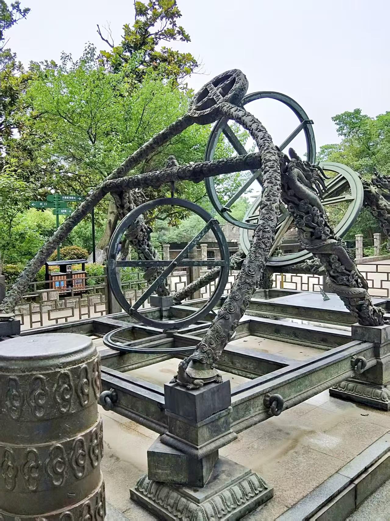 旅游景点门票预约制，不该单一认定是南京的“硬伤”。一位浙江的旅游爱好者，游玩南