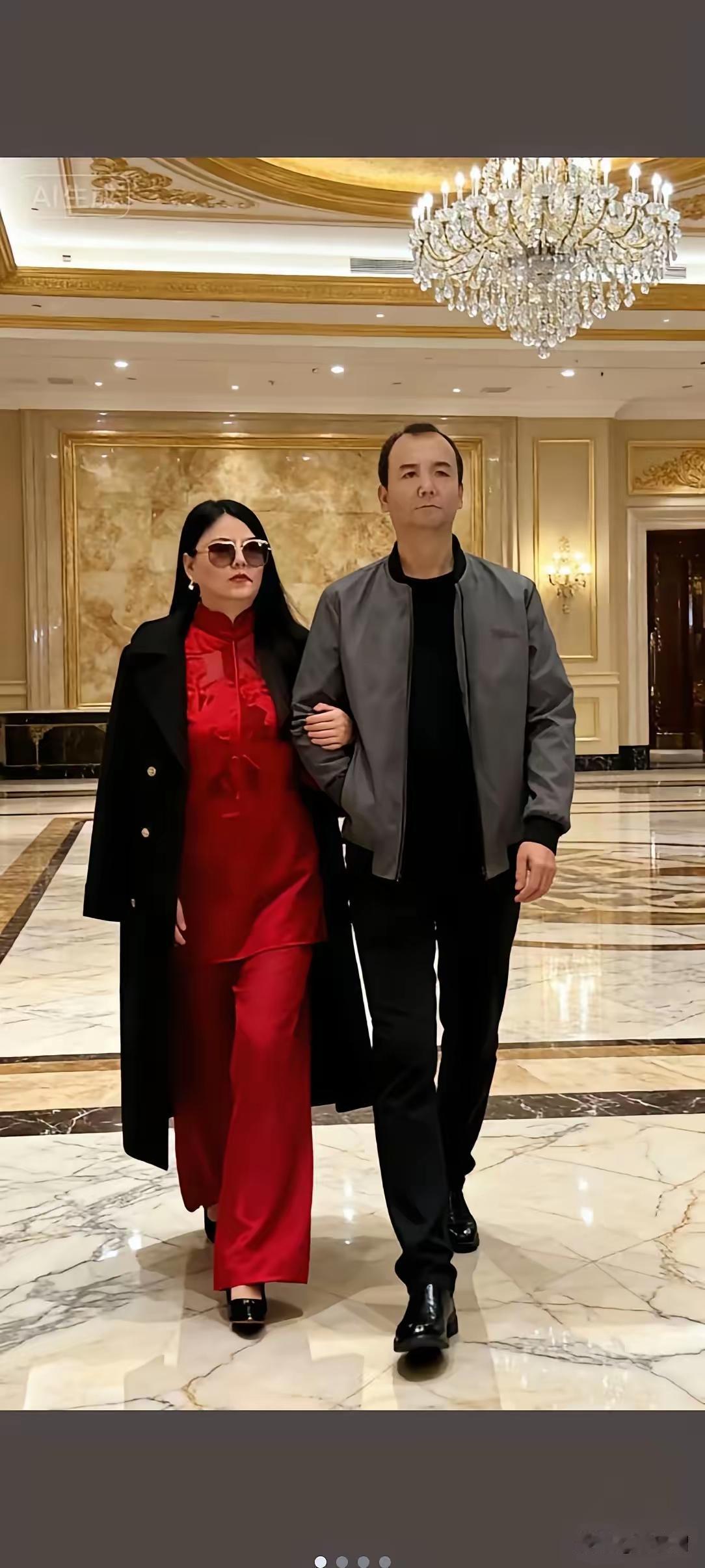 漂亮，高贵的李湘手挽着这帅哥好高好帅呀但不能你细看。李湘这手指是6个手指头。