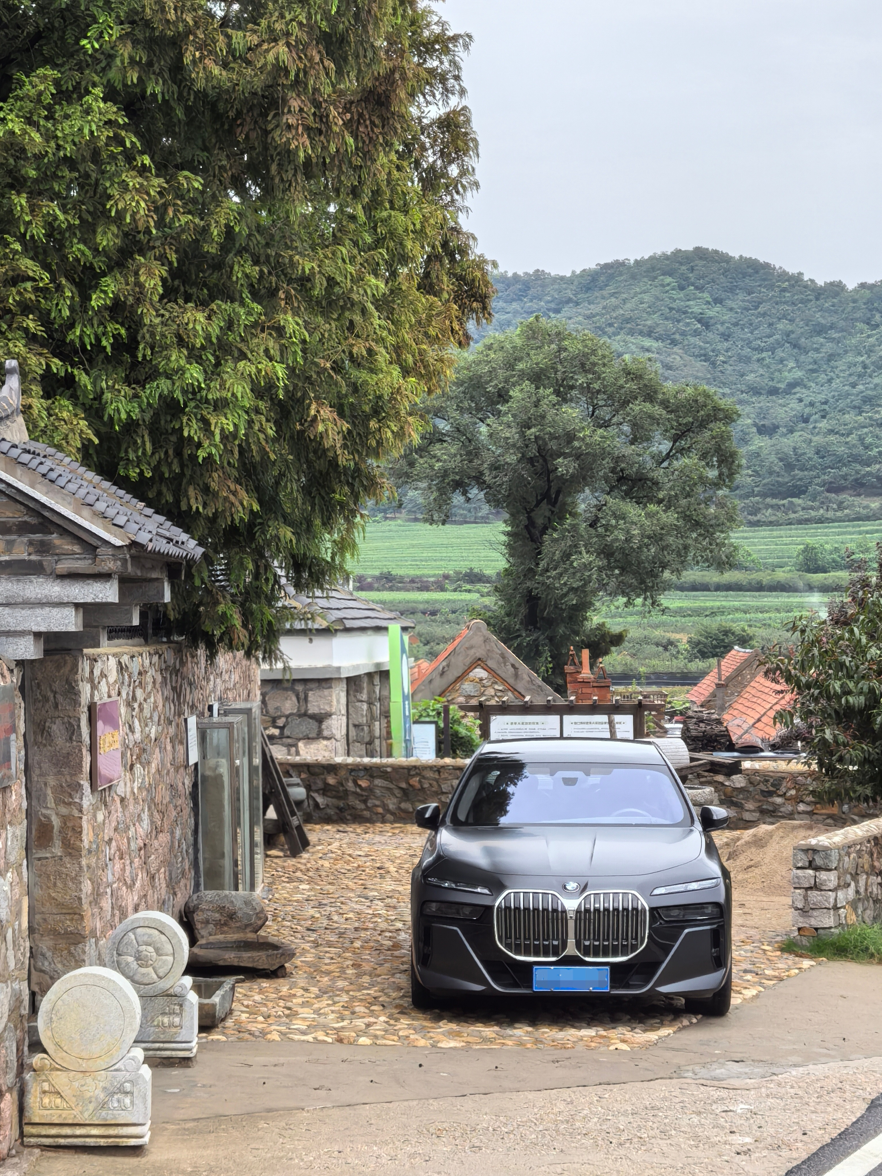 宝马7系降价约27万首先不是只有宝马7降价厉害所有的D级豪华车都不太好卖老板没那