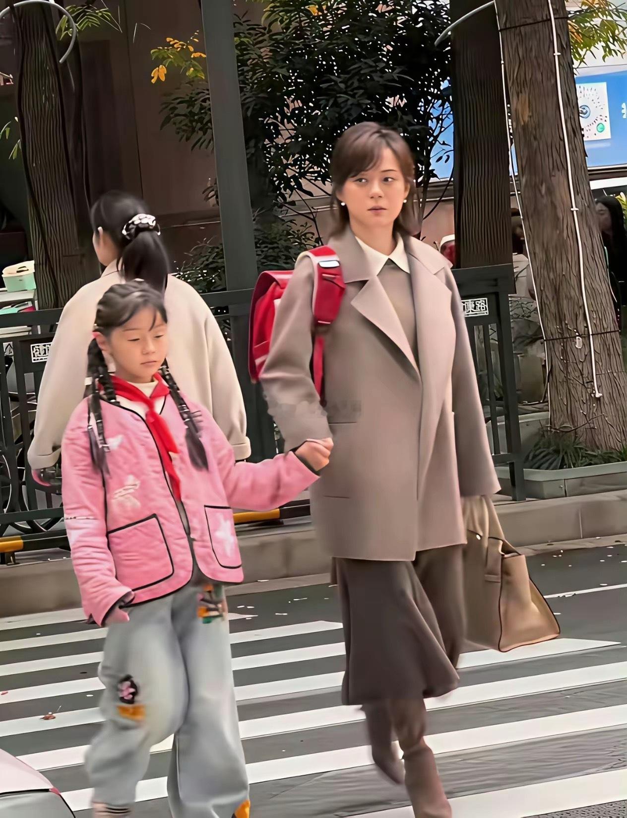孙俪接送女儿上学很接地气，女儿长得很像邓超，基因真好​​​