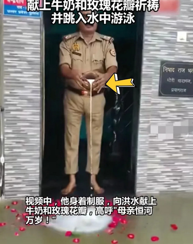 印度人得有多喜爱他们的恒河水啊。北方邦有一位帽子叔叔，他家被河水淹没了，可他