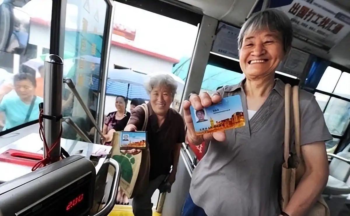 如何治理冒用公交老年卡的行为？我出一个主意，简单，实用，一用就见效！公交老年