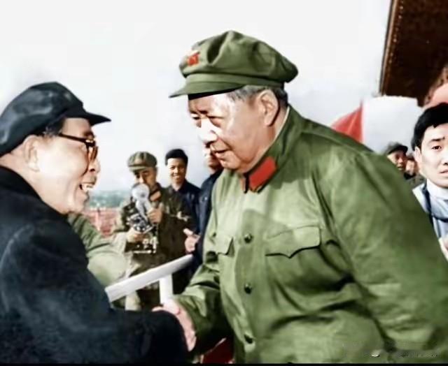 天安门城楼之上，毛主席与陈毅同志亲切握手交谈，老友相逢笑意融融，定格了革命战友欢