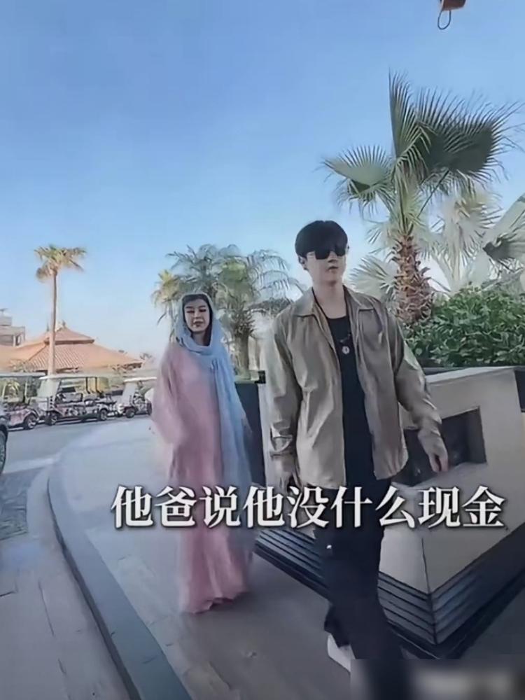 55岁医美女王，甩手2000万给25岁男友买劳斯莱斯，亲儿子开着旧车在旁边默默看