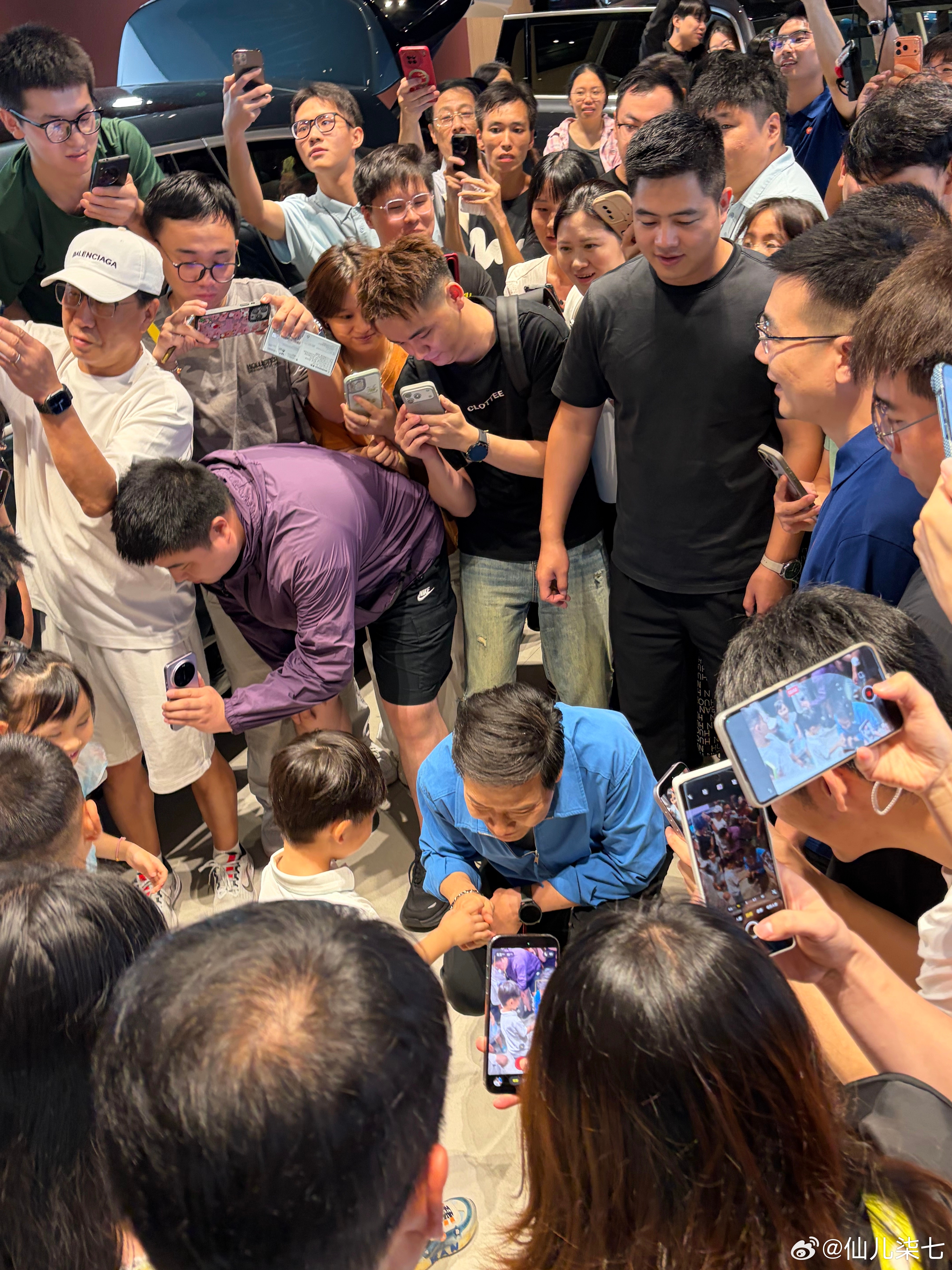 实名羡慕这个小孩，换作是我，大概率腿先软了。这哪里是抱偶像，简直抱住了属于性价比