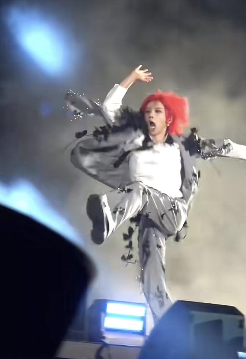 理解不了一点，华晨宇真把自己当外星人了吗？毕竟火星没有发现外星人，所以他的演唱