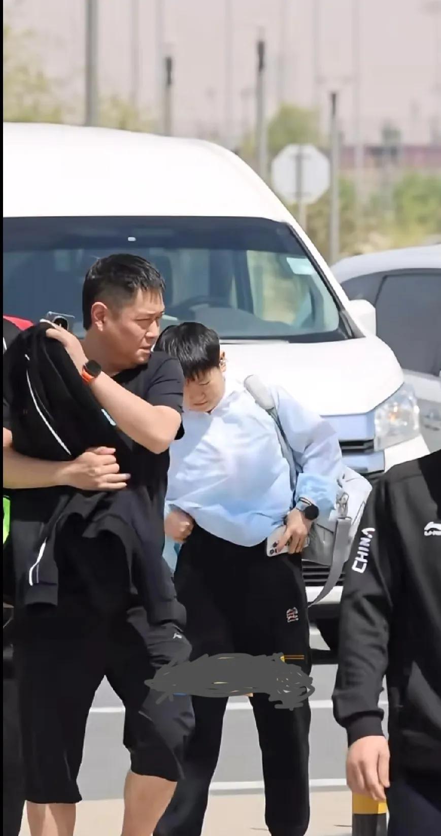 被孙颖莎的可爱击中啦家人们谁懂啊！孙颖莎也太可爱了！刚看到她在多哈下车的画