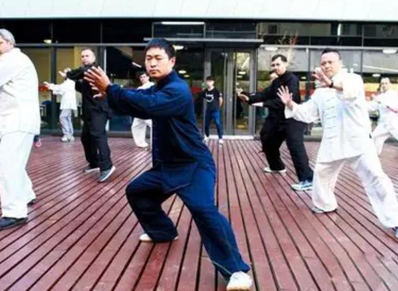 练太极只懂“松肌肉”？80%人练错！老拳师3招教你“松肌长筋”，越练骨越硬、气越