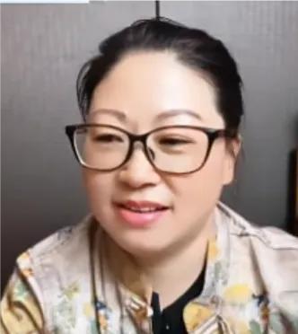 瞿姐说，我们三个人是桃园三结义！老杨说，瞿姐是二姐，大姐大家都知道说的是谁！