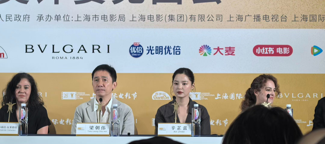 辛芷蕾第四次上影节坐在了评委席前三次去上影节，她是作品的一部分。第四次去，她是
