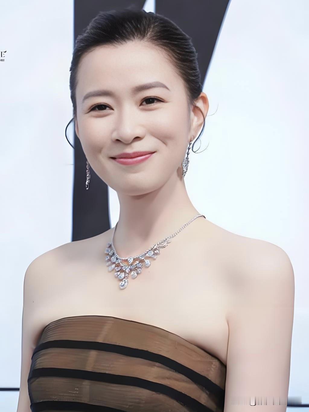 佘诗曼以实力打破年龄偏见，四度封后惊艳荧屏。戏外她从容通透，重情重义，活出了不被