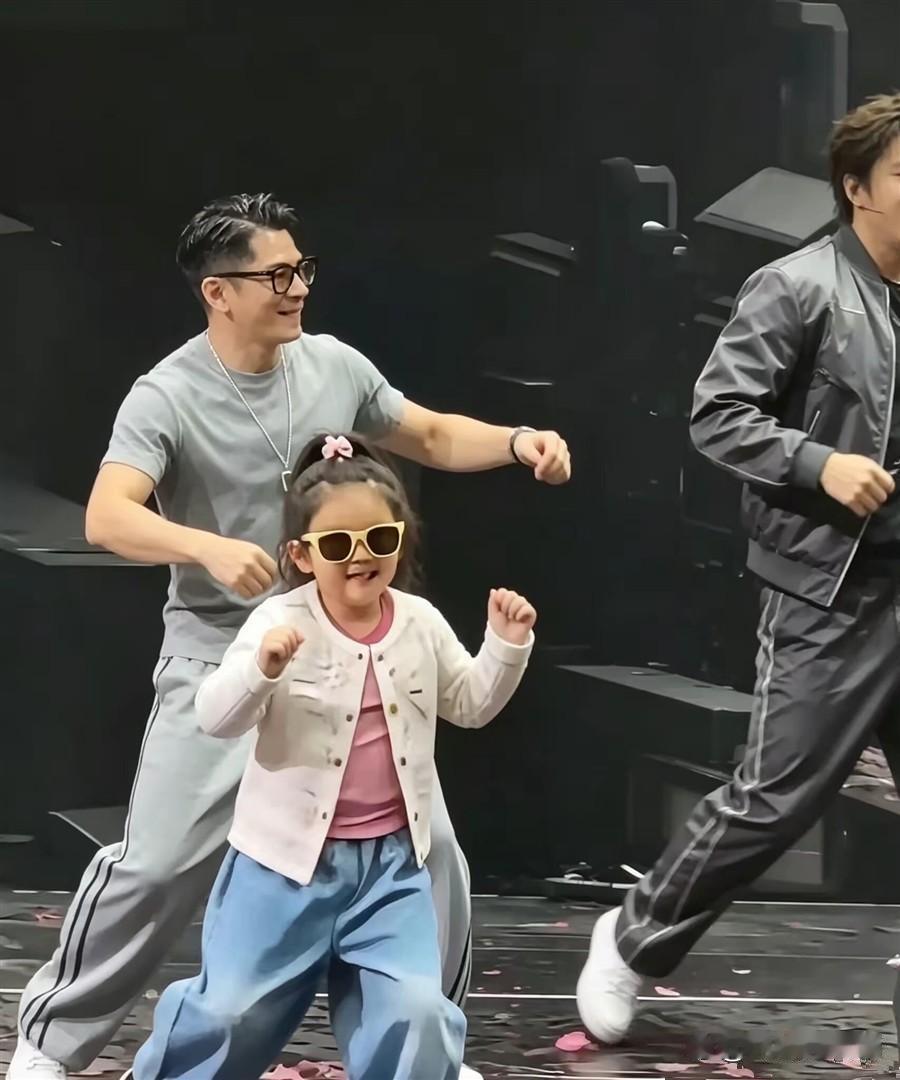 60岁的郭富城开演唱会，带女儿上台。小姑娘全程不发怵，眉眼长得像方媛。​