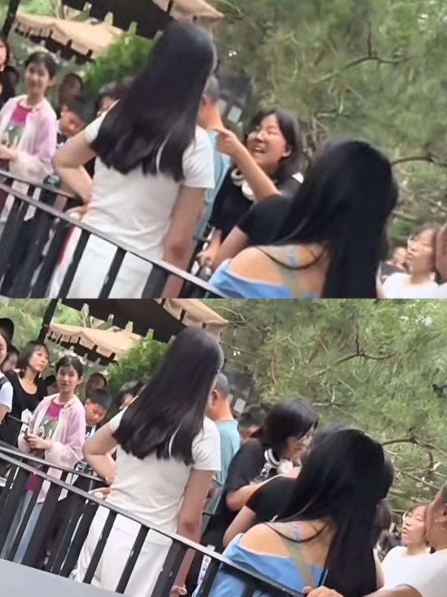 没想到小仙女们也会内战啊。三位女子在环球影城排队的时候，有两位女子诬陷另一位