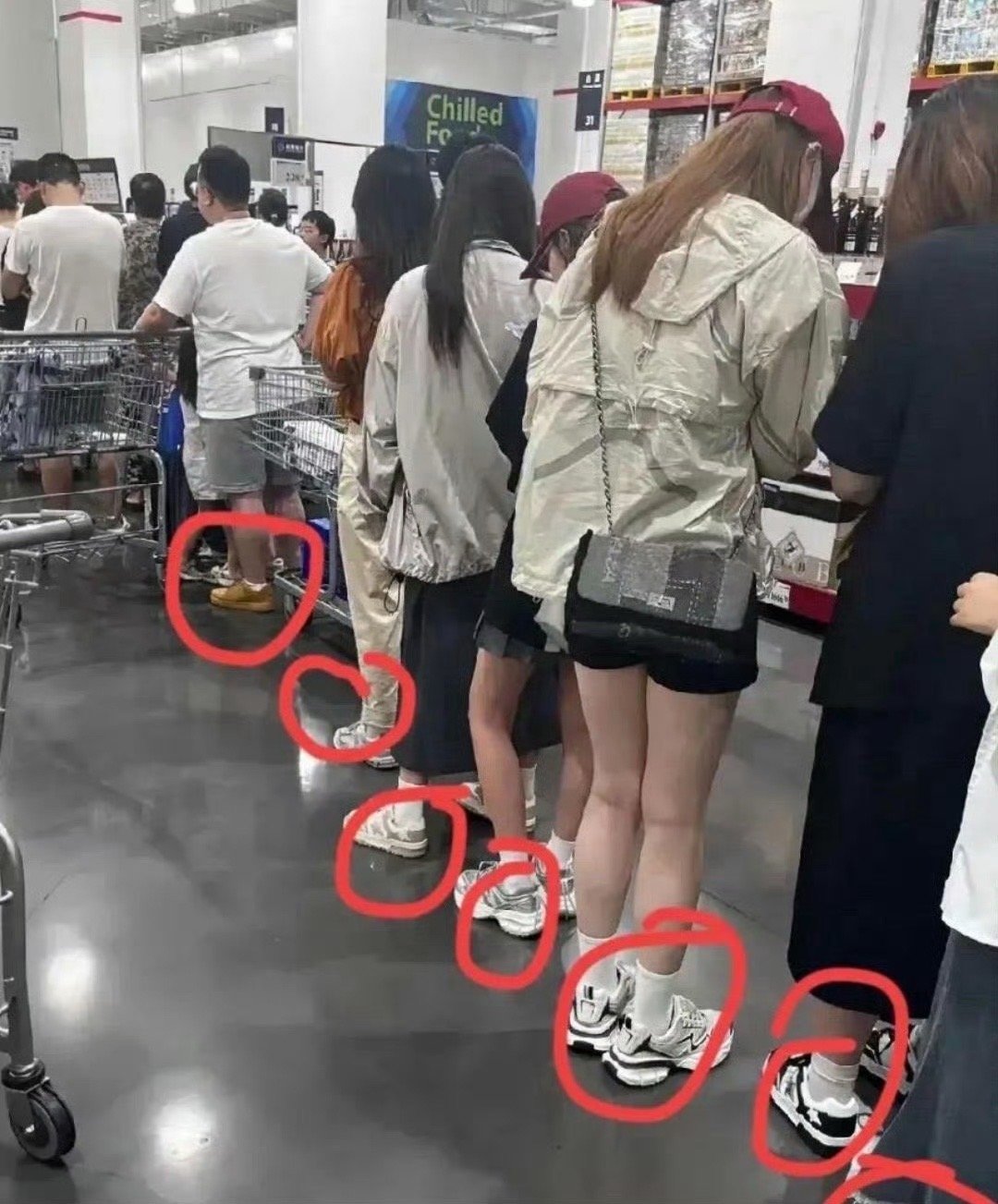 这个社会是怎么了？以前都是穿上高跟鞋，背上小包包，那气质别提了，你看现在不管什么