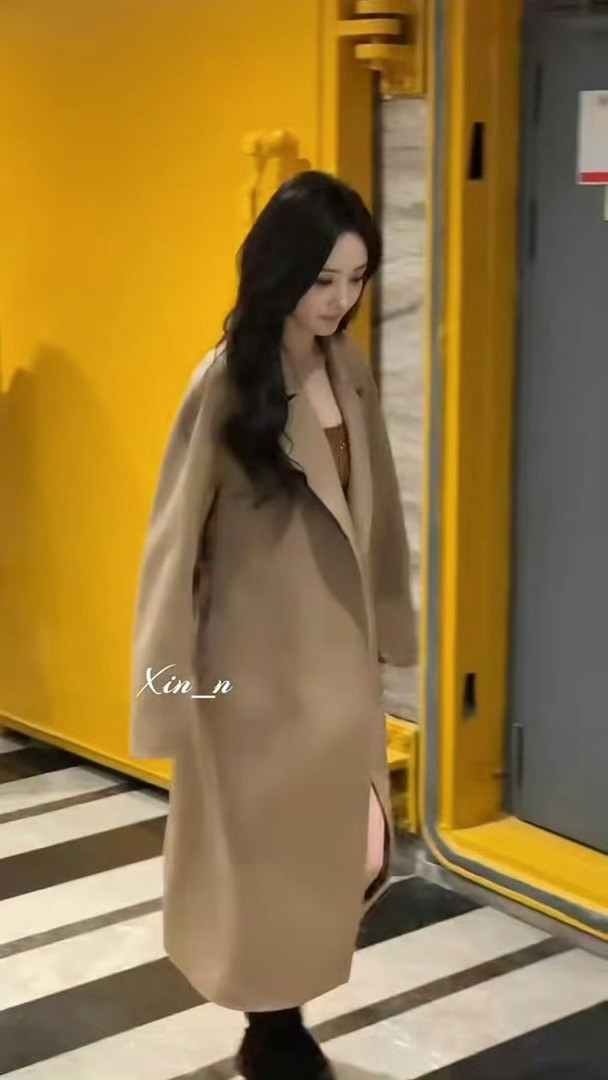 杨幂秋日美拉德大衣造型杨幂南京活动现场造型也太美了吧！穿搭学起来～​​​
