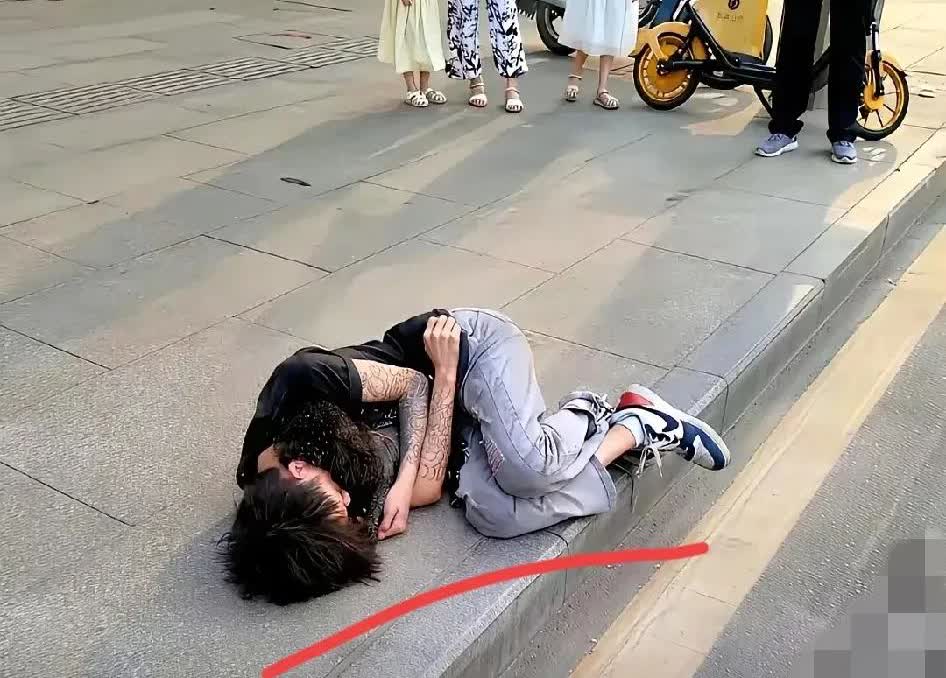 在东莞街头，藏着多少让人心酸的故事？那些半大孩子，有的被生