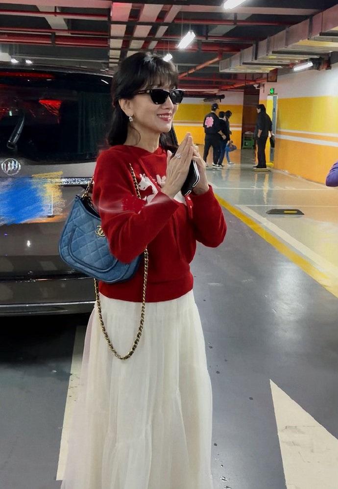 最近赵雅芝现身机场，她这回搭配的像个漂亮的少女，气质非常的出众。她上身穿红色