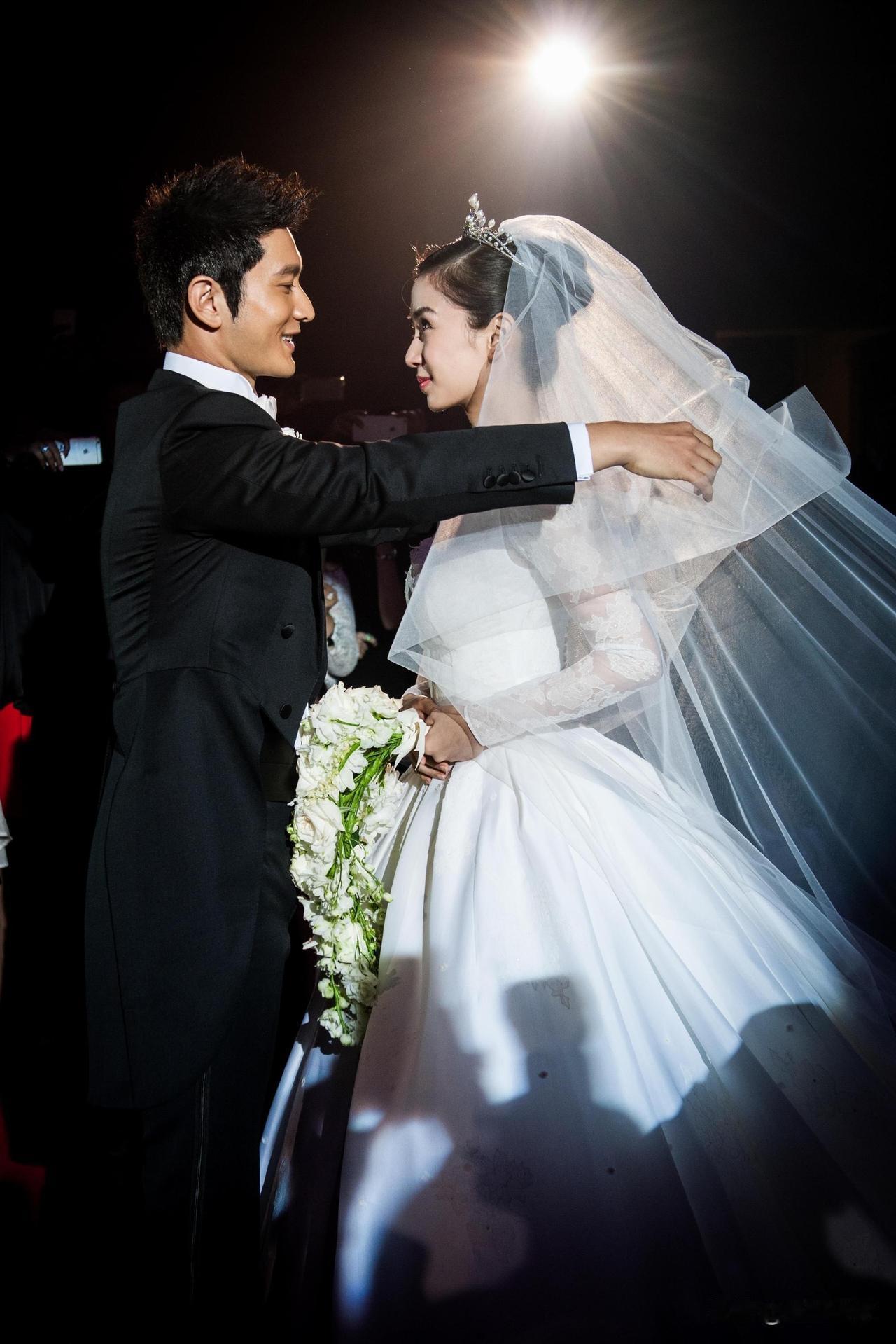 过分容易获得资源会让一个人丧失自我认知的，不管是明星还是普通人。就好像杨颖签了黄