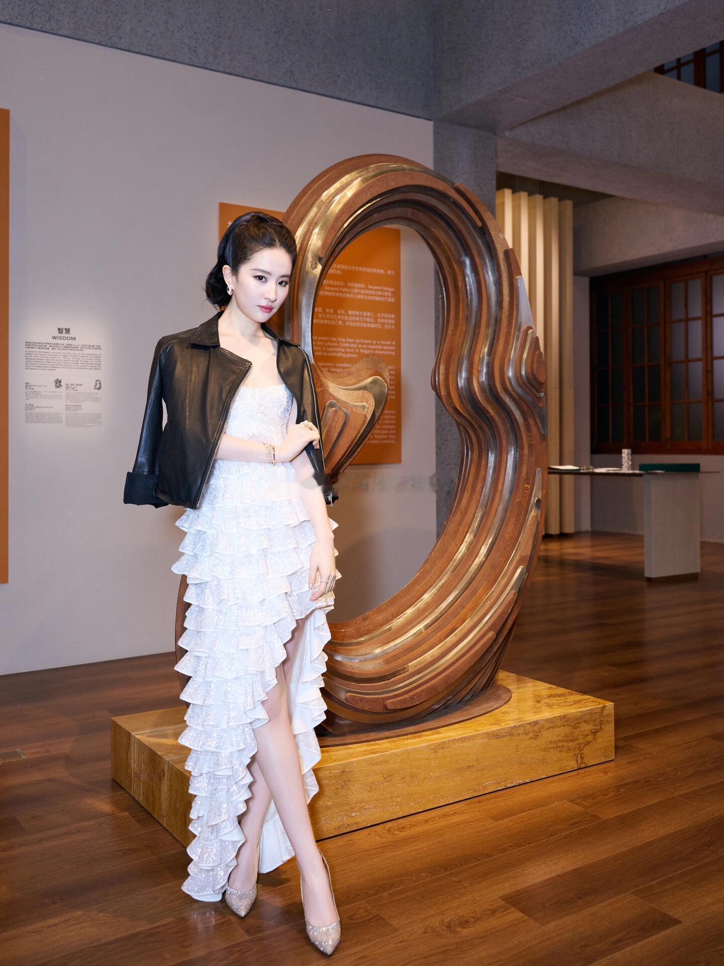 黑裙深邃如夜，白裙倾洒如月｜刘亦菲月光女神宝格丽刘亦菲刘亦菲