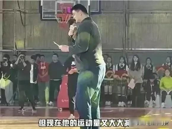 有一次，有人问叶莉:“嫁给身高2.26米，体重400斤的姚明是什么样的体验？”叶