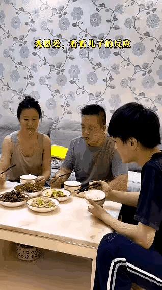当着儿子撒狗粮的爸妈，你见过吗？那天饭桌上，妈不自己夹肉，冲老公软糯一句：老公